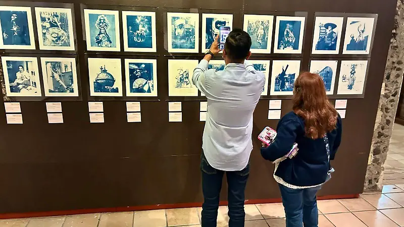 Los visitantes disfrutaron de la exposición.